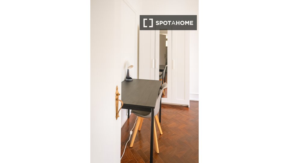 Double room Lisbon, 4 beds — photo 48