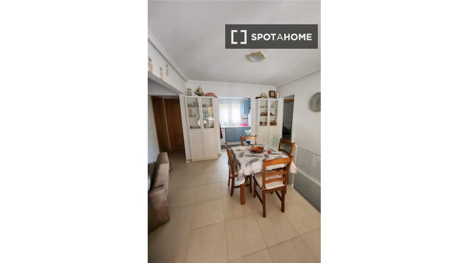 Apartment Alicante, 4 beds, 145m² — photo 17