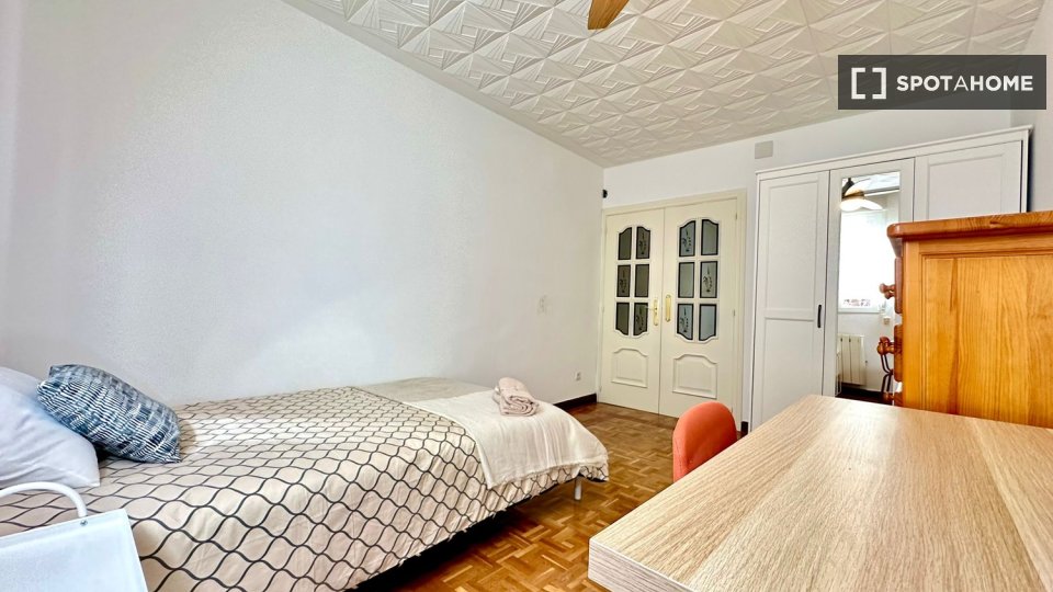 Double room Madrid, 3 beds — photo 1