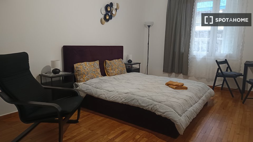Double room Athens, 4 beds, 97m² — photo 2