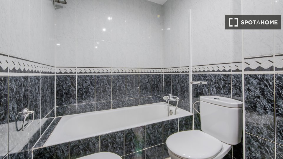 Double room Madrid, 5 beds, 80m² — photo 6