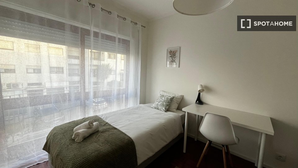 Double room Porto, 3 beds, 80m² — photo 11