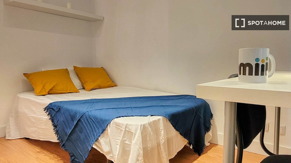 Habitación en un apartamento compartido de 5 habitaciones, Almagro.