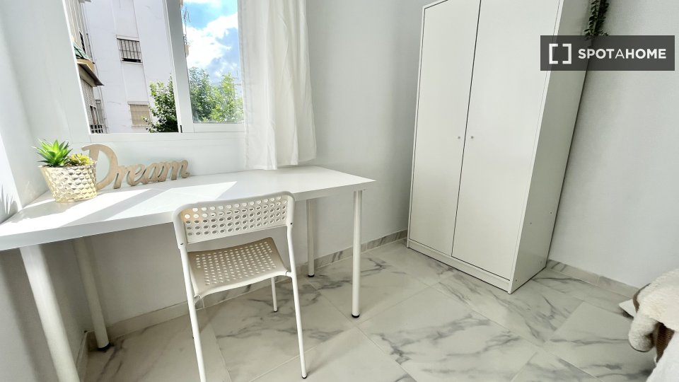 Habitación en piso compartido en La Palmilla, Sevilla.