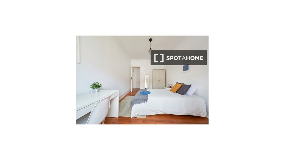 Double room Lisbon, 5 beds — photo 16
