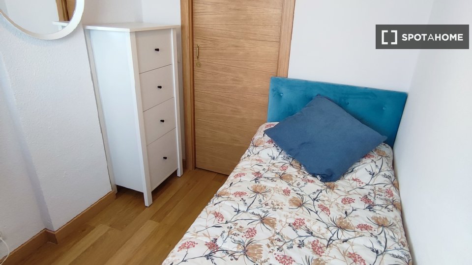 Double room Madrid, 5 beds, 110m² — photo 13