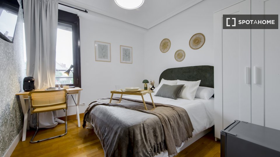 Camera in affitto in un appartamento con 5 camere da letto ad Almendrales. - a Madrid