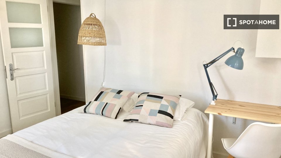 Double room Lisbon, 2 beds — photo 13