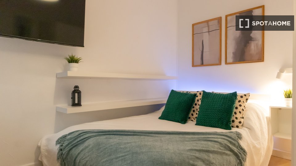 Double room Madrid, 7 beds, 160m² — photo 32