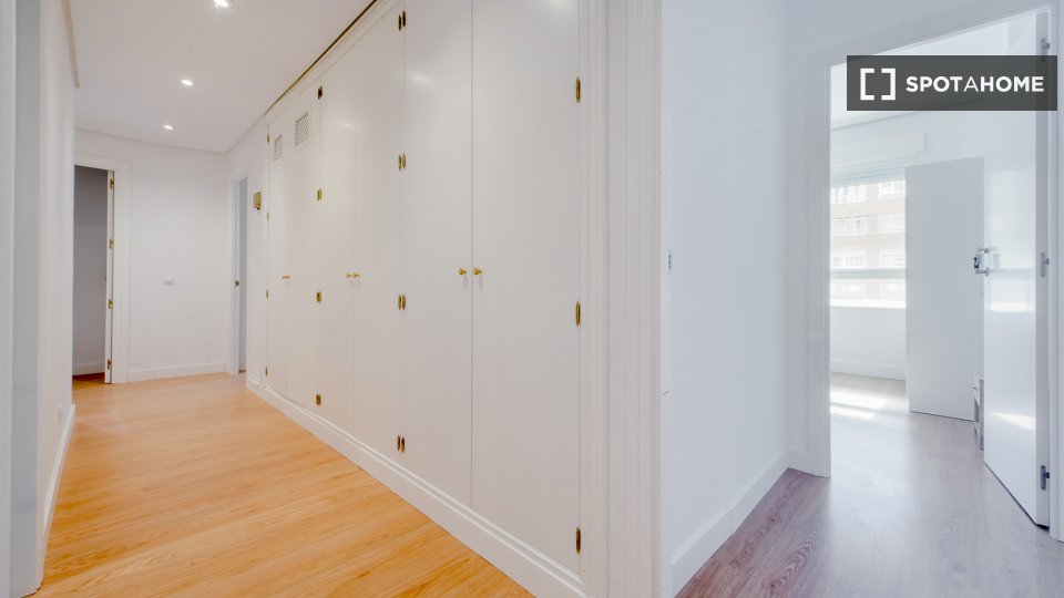 Double room Madrid, 8 beds, 200m² — photo 18