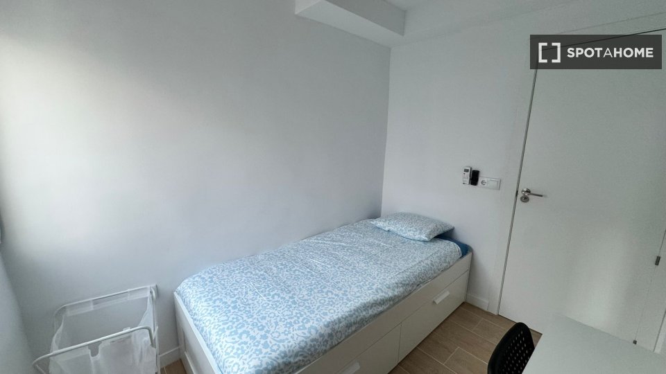 Double room Alicante, 5 beds, 90m² — photo 15