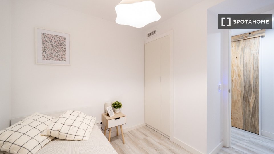Double room Madrid, 3 beds, 80m² — photo 2