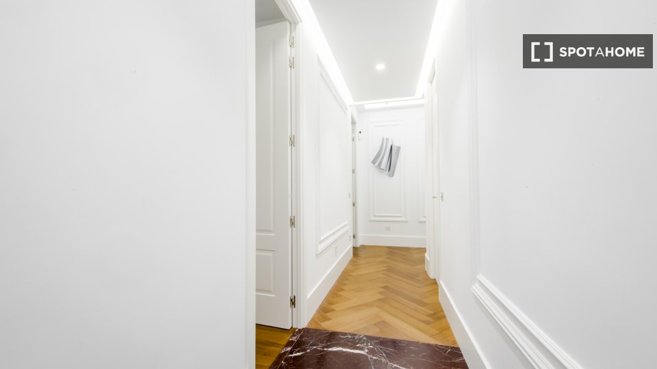 Se alquila piso de 4 habitaciones en Castellana, Madrid.