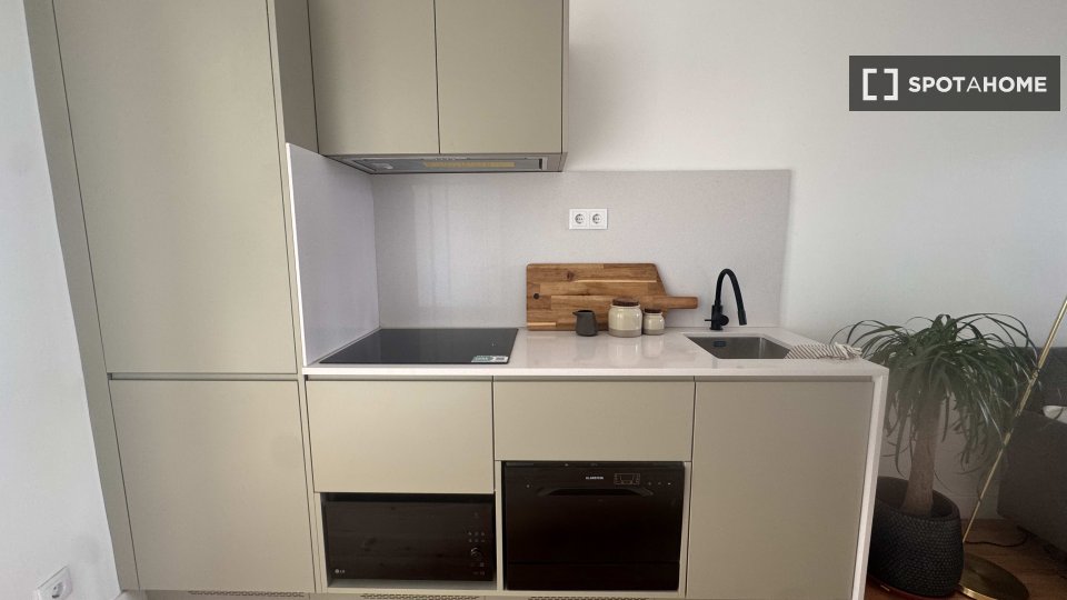 Apartment Lisbon, 2 beds, 45m² — photo 2