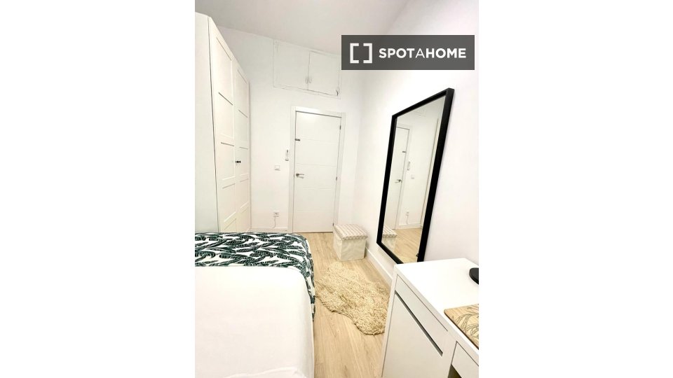 Double room Madrid, 9 beds — photo 18