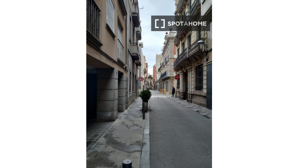 Here is the English translation:
Camera for rent in an apartment with 5 bedrooms in Barcelona