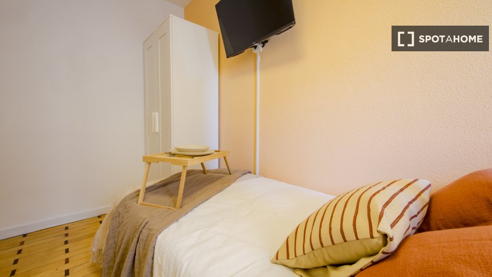 Double room Madrid, 7 beds, 135m² — photo 2