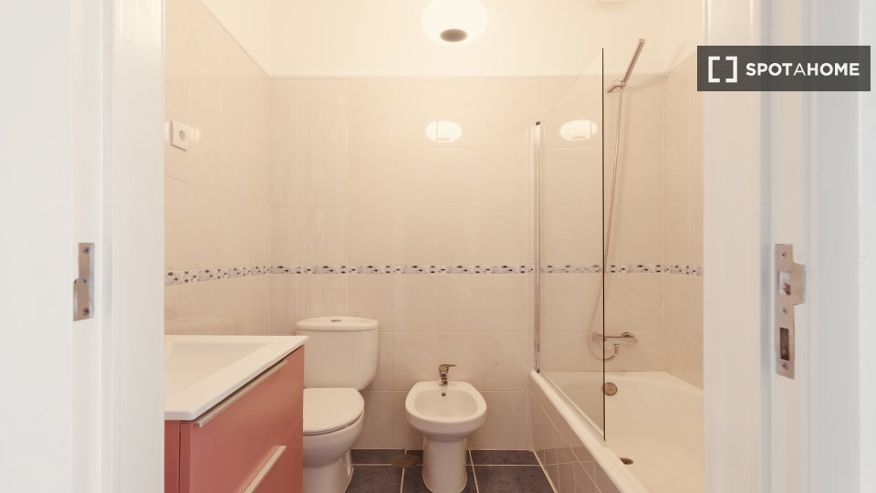 Double room Lisbon, 5 beds — photo 17