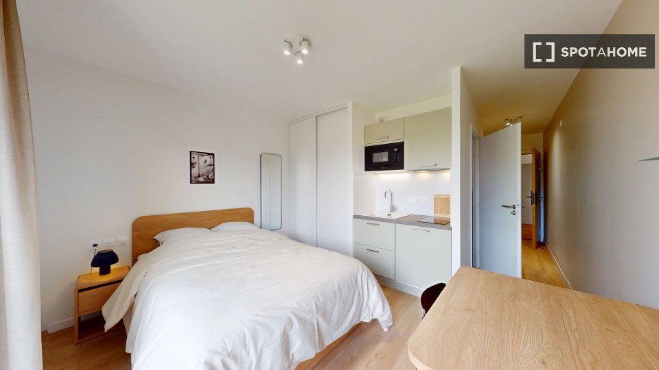 Camera in affitto in un appartamento condiviso con 9 camere da letto a Gare. - en París