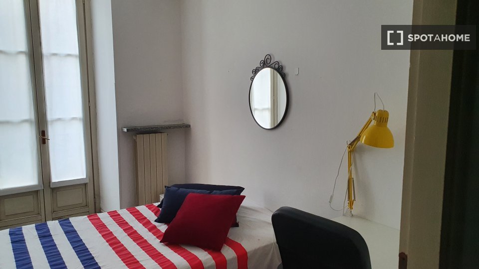 Stanza in appartamento con 7 camere da letto in affitto a La Crocetta, Torino - à Turin