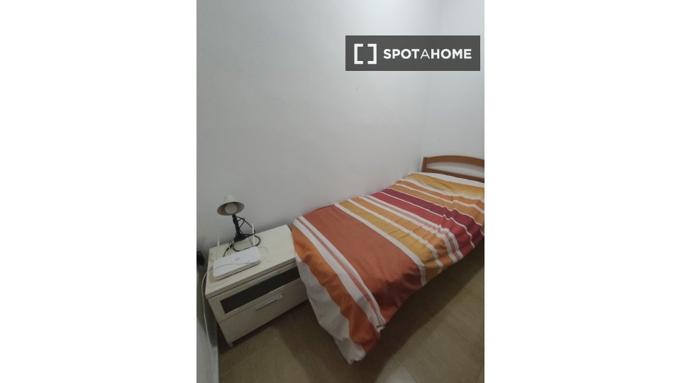 Double room Seville, 3 beds, 85m² — photo 9