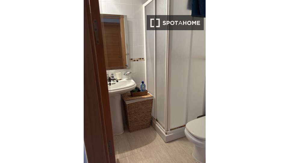 Double room Alicante, 1 bed, 30m² — photo 4