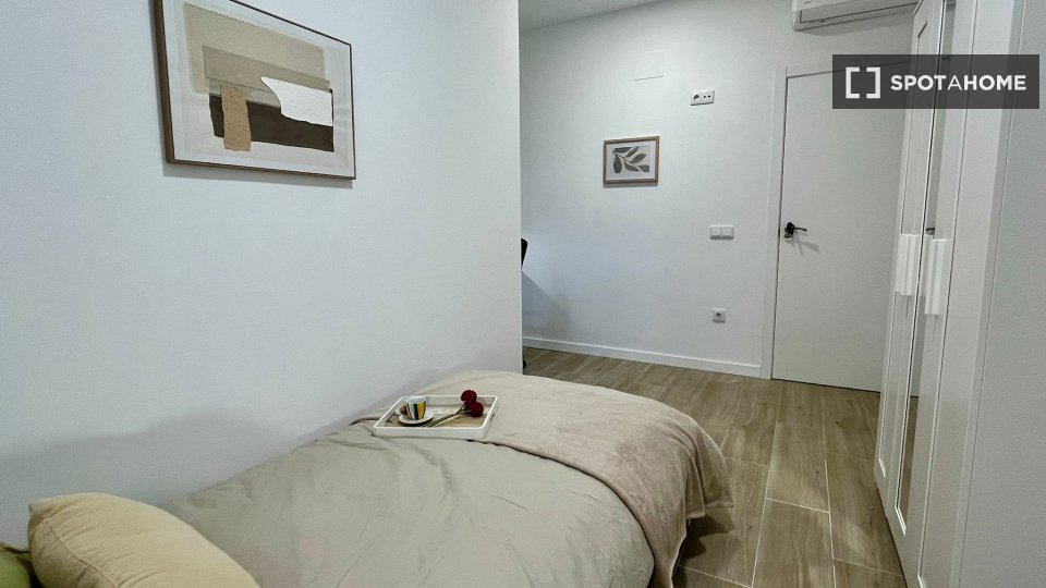 Double room Valencia, 3 beds, 17m² — photo 18
