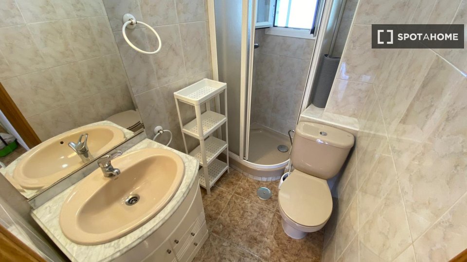 Double room Madrid, 3 beds — photo 18