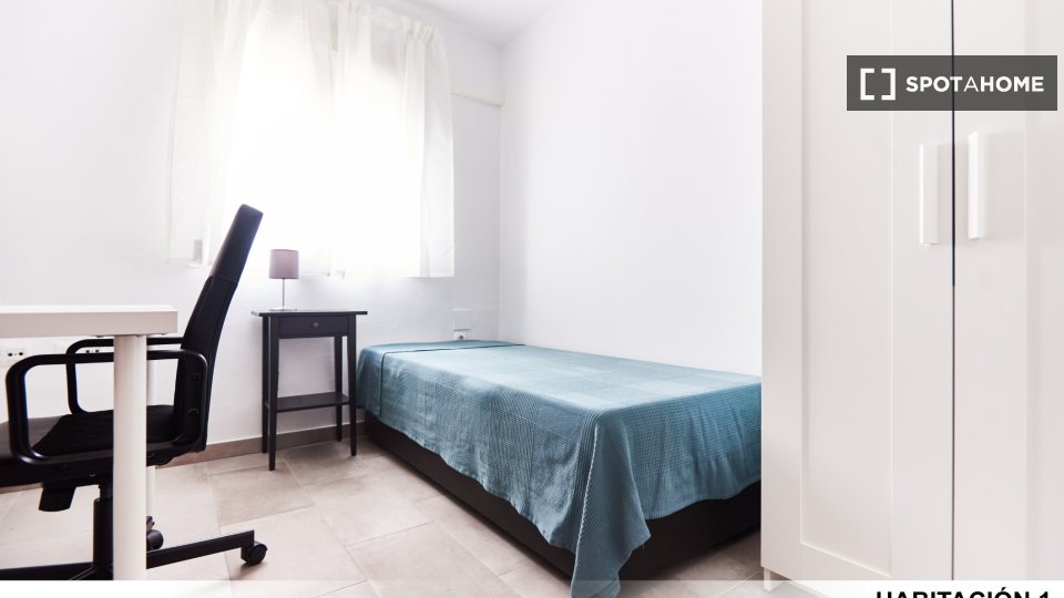 Double room Seville, 3 beds — photo 28
