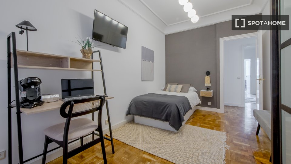 Double room Madrid, 9 beds, 190m² — photo 2