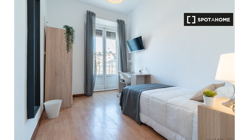Double room Madrid, 5 beds — photo 15