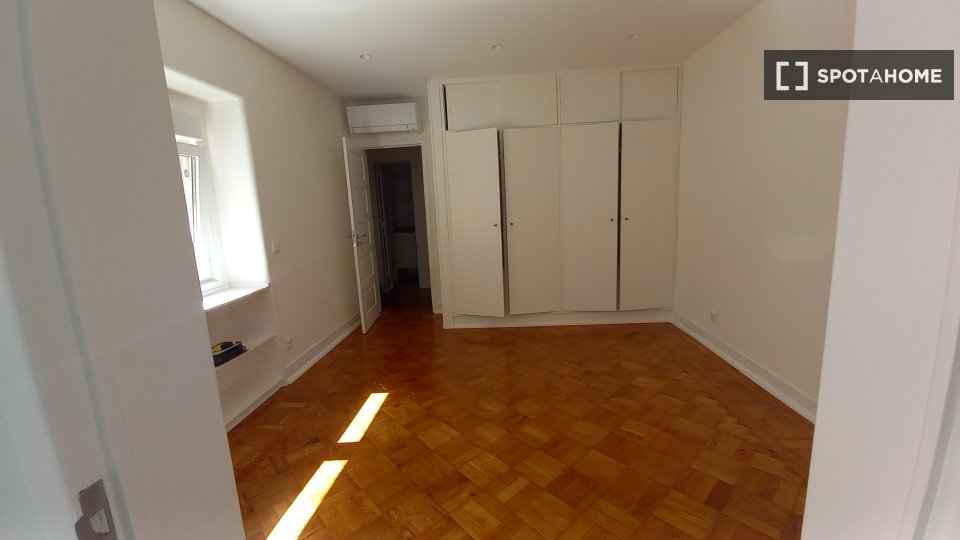 Double room Lisbon, 5 beds, 130m² — photo 3