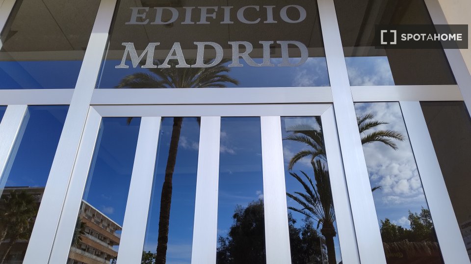 Apartment Alicante, 4 beds, 100m² — photo 3