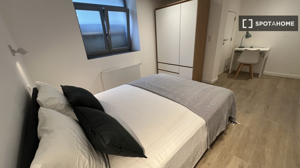 Double room Brussels, 9 beds, 13m² — photo 19