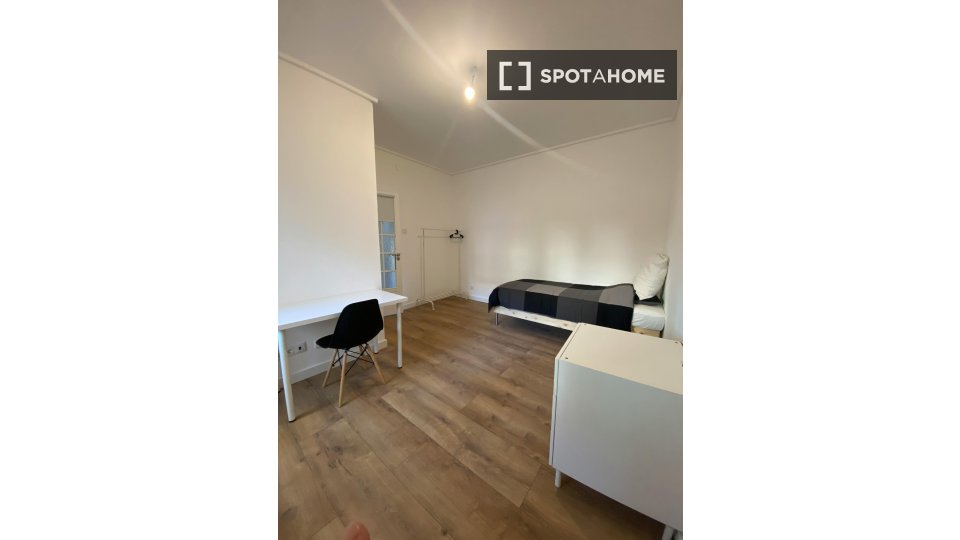 Double room Lisbon, 1 bed — photo 3