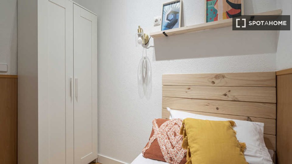 Double room Madrid, 3 beds — photo 37