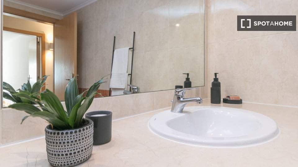 Apartment Lisbon, 2 beds, 100m² — photo 11