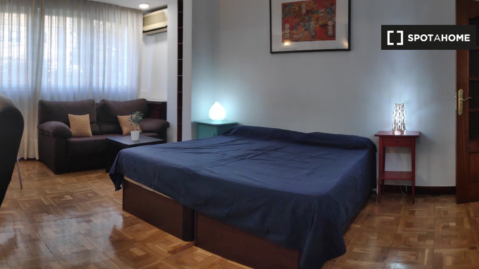Double room Madrid, 5 beds, 120m² — photo 1
