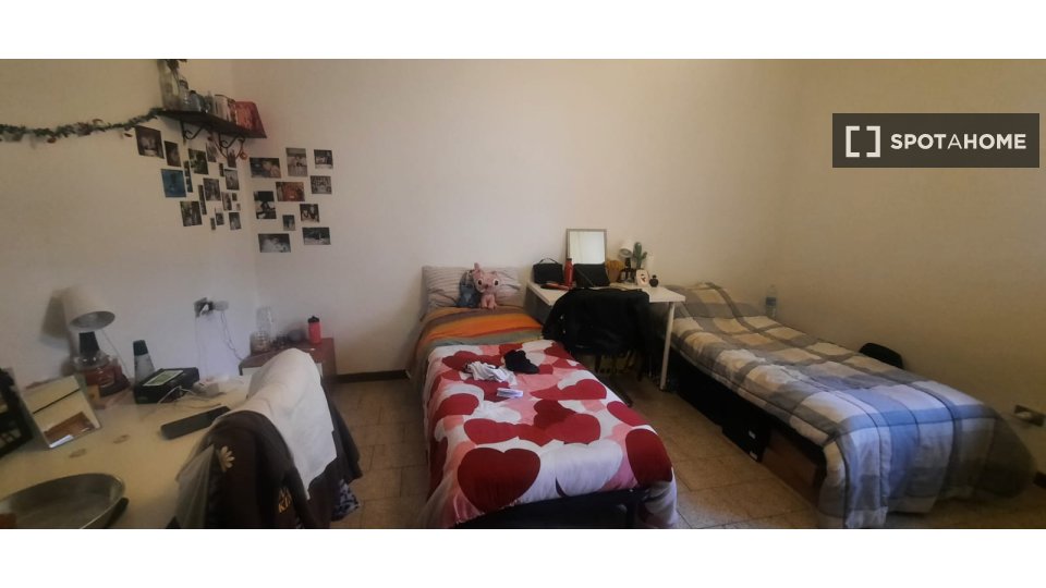 Posto letto in affitto in appartamento con 3 camere da letto - en Bolonia