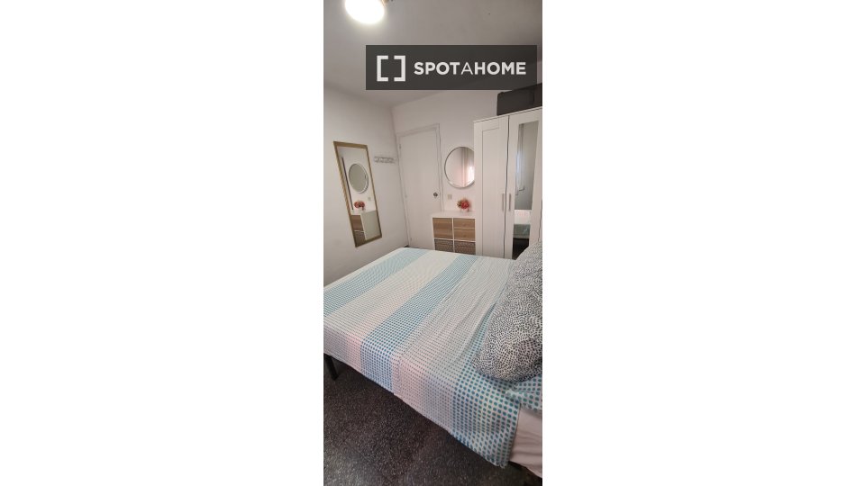 Double room Barcelona, 3 beds, 85m² — photo 3