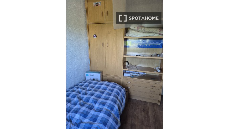Double room Madrid, 3 beds, 79m² — photo 2