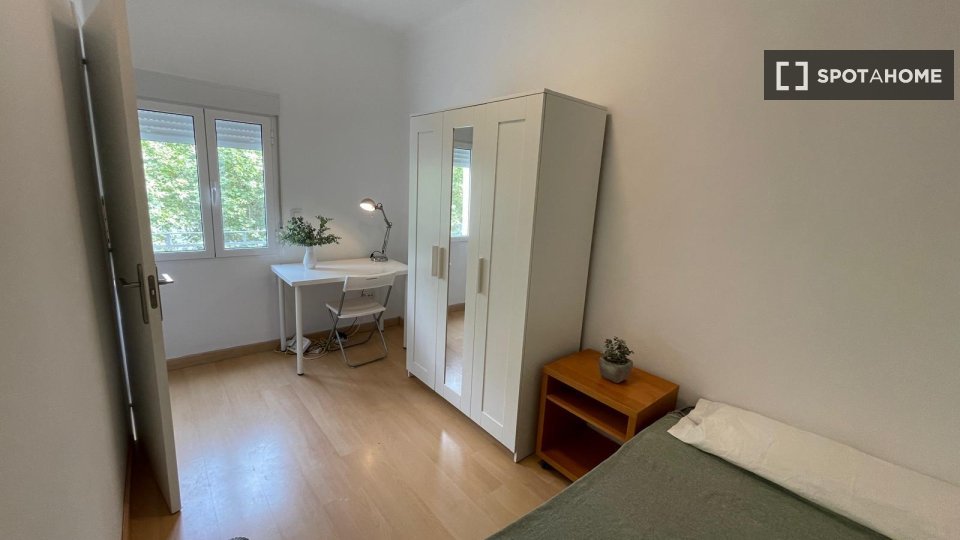 Double room Seville, 3 beds — photo 4
