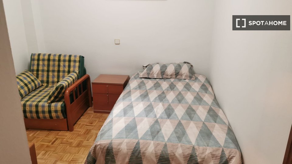 Double room Madrid, 4 beds, 80m² — photo 8