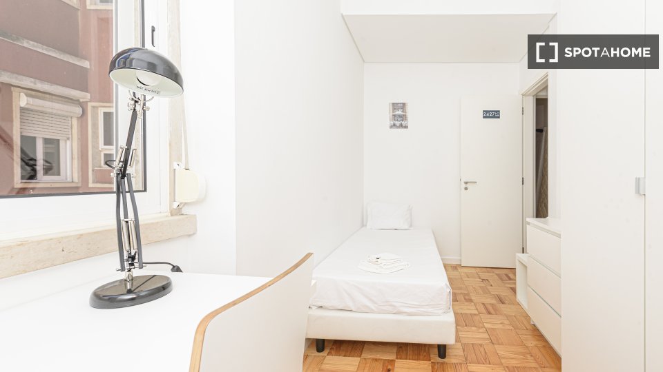 Double room Lisbon, 4 beds — photo 12