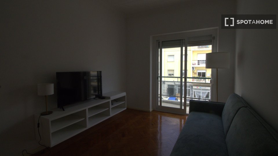 Double room Lisbon, 3 beds, 90m² — photo 15