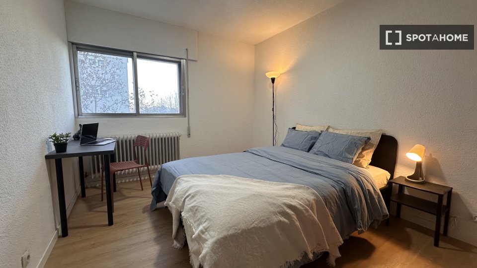 Double room Madrid, 5 beds, 110m² — photo 1