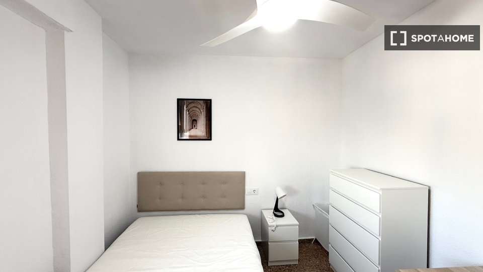 Double room Valencia, 7 beds, 200m² — photo 2