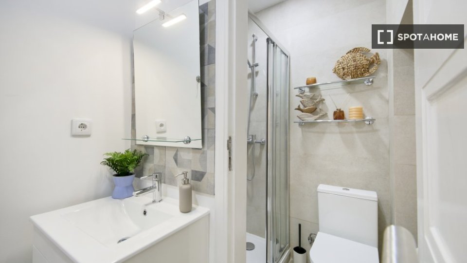 Double room Lisbon, 4 beds — photo 17