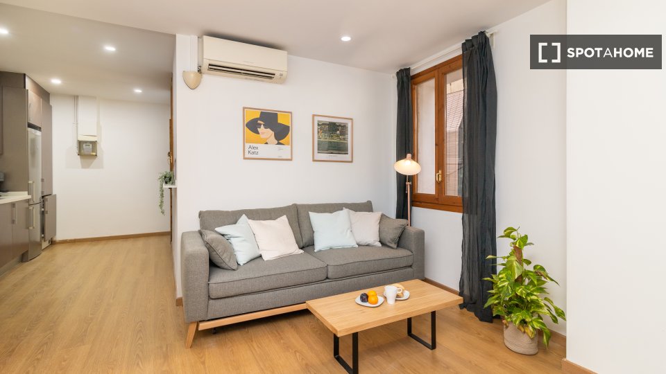 Here is the English translation:
Room for rent in an apartment with 3 bedrooms in Barcelona - in Barcelona