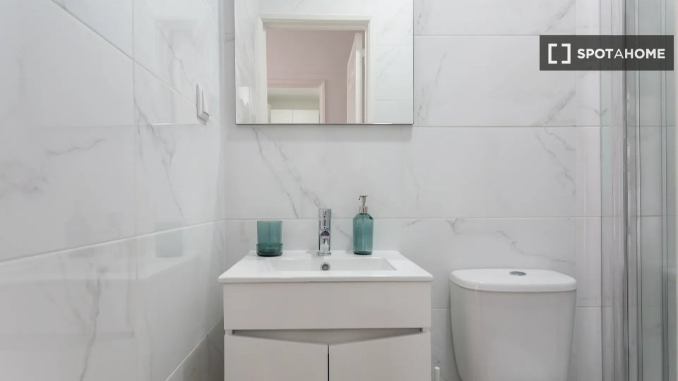 Double room Lisbon, 5 beds — photo 19